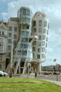 [ Afrchitect Frank Gehry has fun pretending terrestrial space is warped, etc.! ]